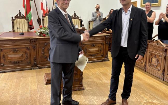 Alberto Lasa recibiendo la Insignia de Oro de manos del alcalde, Igor Enparan.