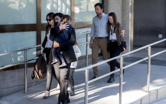 Familiares llegan a la capilla ardiente del exministro Josep Piqué, en el Tanatorio M-30, a 7 de abril de 2023. Familiares llegan a la capilla ardiente del exministro Josep Piqué, en el Tanatorio M-30, a 7 de abril de 2023.