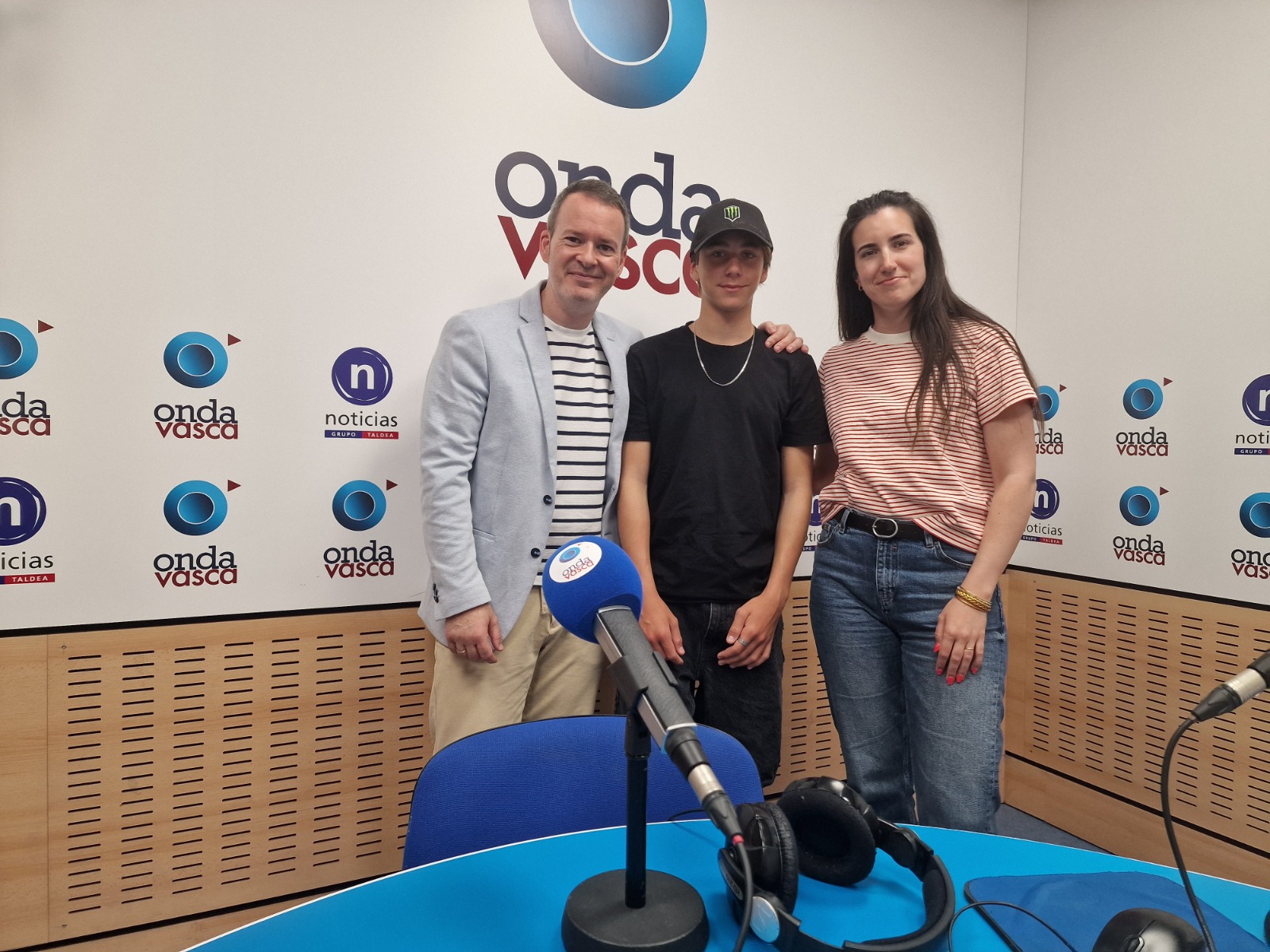 Egoitz Bijueska junto a Txema Gutiérrez e Iranzu Calvo