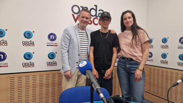 Egoitz Bijueska junto a Txema Gutiérrez e Iranzu Calvo