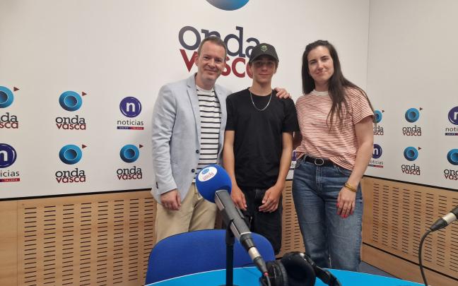 Egoitz Bijueska junto a Txema Gutiérrez e Iranzu Calvo