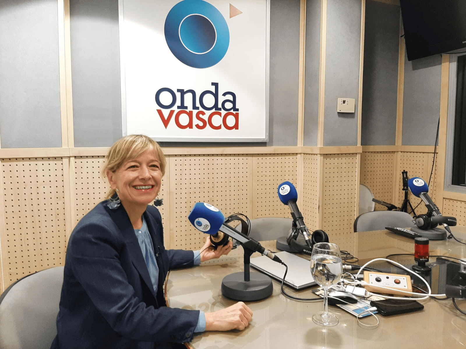 Eider Mendoza en los estudios de ONDA VASCA