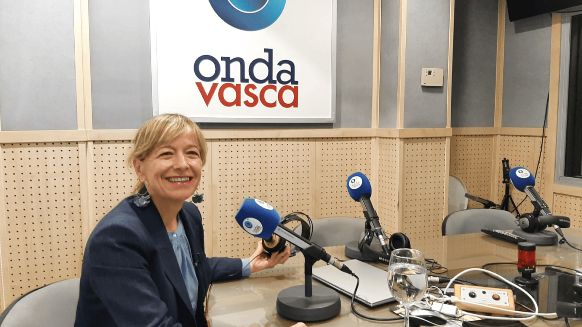 Eider Mendoza en los estudios de ONDA VASCA