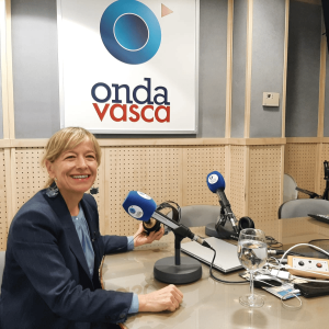 Eider Mendoza en los estudios de Onda Vasca. IMAGEN DE ARCHIVO.