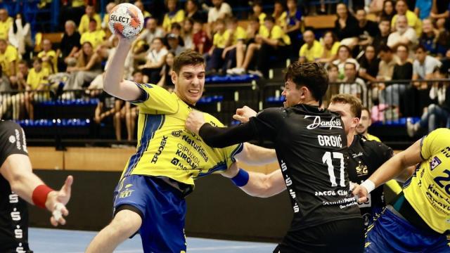 El Bidasoa Irún estuvo a punto de ganar al Flensburg en Artaleku. JAVI COLMENERO