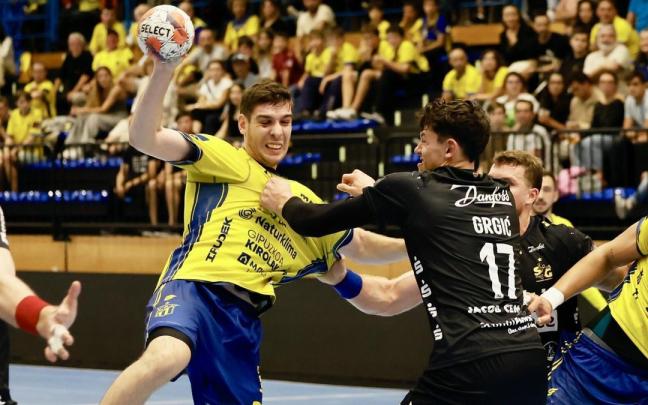 El Bidasoa Irún estuvo a punto de ganar al Flensburg en Artaleku. JAVI COLMENERO