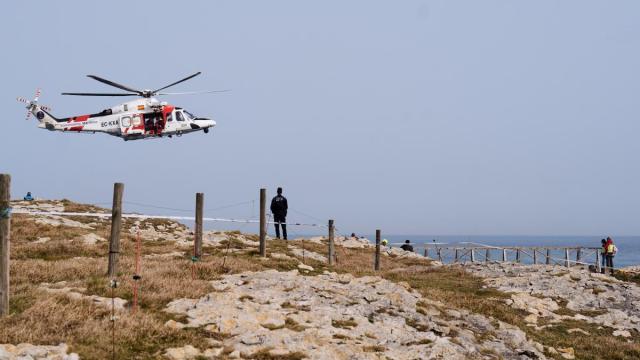 Equipos de rescate y servicios de emergencias trabajan en el lugar de los hechos, la playa de El Bocal. / EP