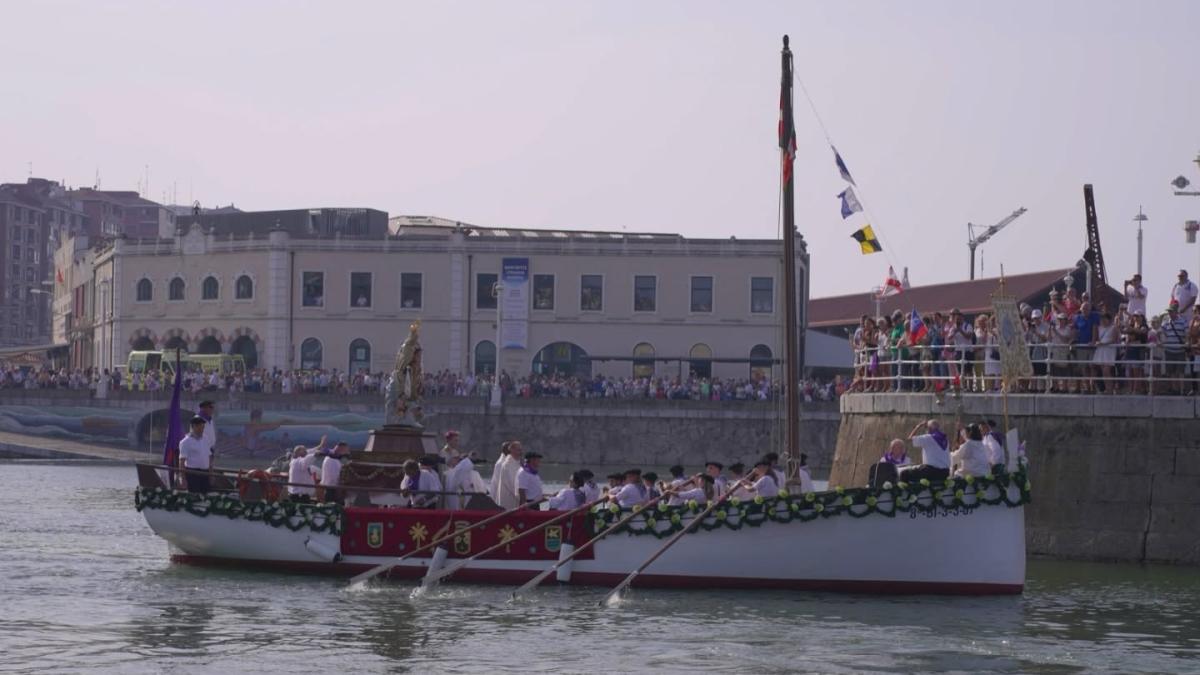  La procesión marítima volverá a congregar a miles de personas en torno al puerto