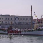  La procesión marítima volverá a congregar a miles de personas en torno al puerto