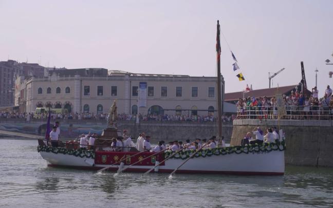  La procesión marítima volverá a congregar a miles de personas en torno al puerto