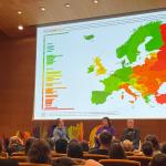 El Rainbow Map 2025 de ILGA-Europe en pantalla, que ilustra la disparidad de derechos LGBTI+ en Europa