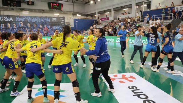 El Rocasa celebra su victoria ayer en el Gasca. IKER AZURMENDI