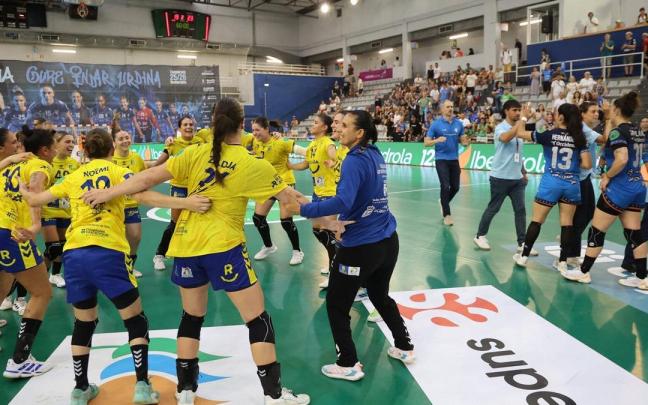 El Rocasa celebra su victoria ayer en el Gasca. IKER AZURMENDI