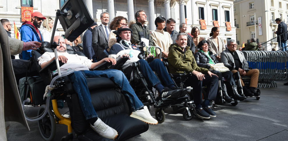 Pacientes ELA ante el Congreso de los Diputados. EP