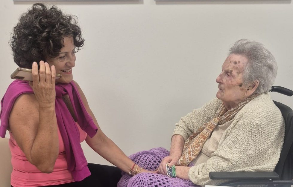Mercedes Díez y su nieta Laura, desde la residencia Elbiraenea.