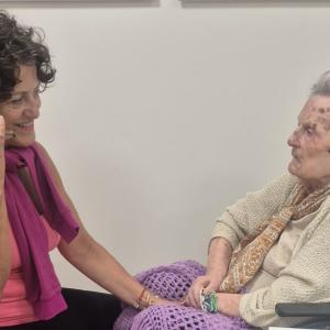 Mercedes Díez y su nieta Laura, desde la residencia Elbiraenea.
