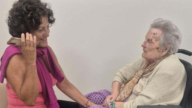 Mercedes Díez y su nieta Laura, desde la residencia Elbiraenea.