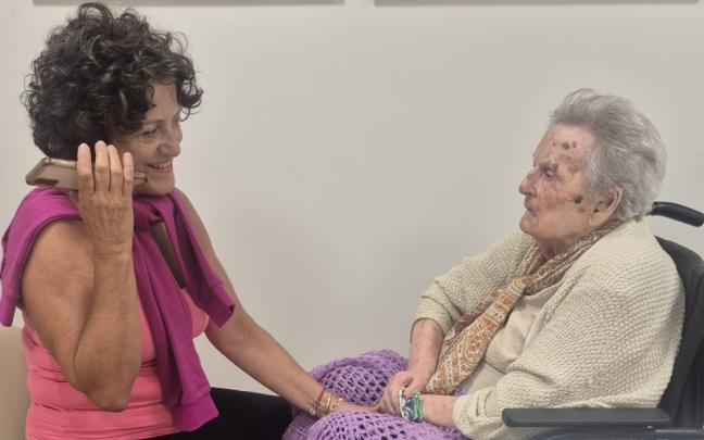 Mercedes Díez y su nieta Laura, desde la residencia Elbiraenea.