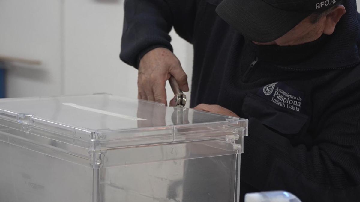 Un operario municipal prepara una urna electoral en Pamplona. Foto: Ayuntamiento de Pamplona