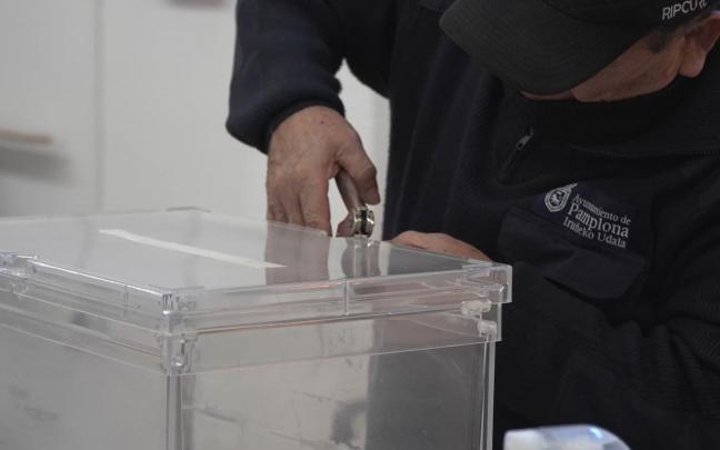 Un operario municipal prepara una urna electoral en Pamplona. Foto: Ayuntamiento de Pamplona Un operario municipal prepara una urna electoral en Pamplona. Foto: Ayuntamiento de Pamplona