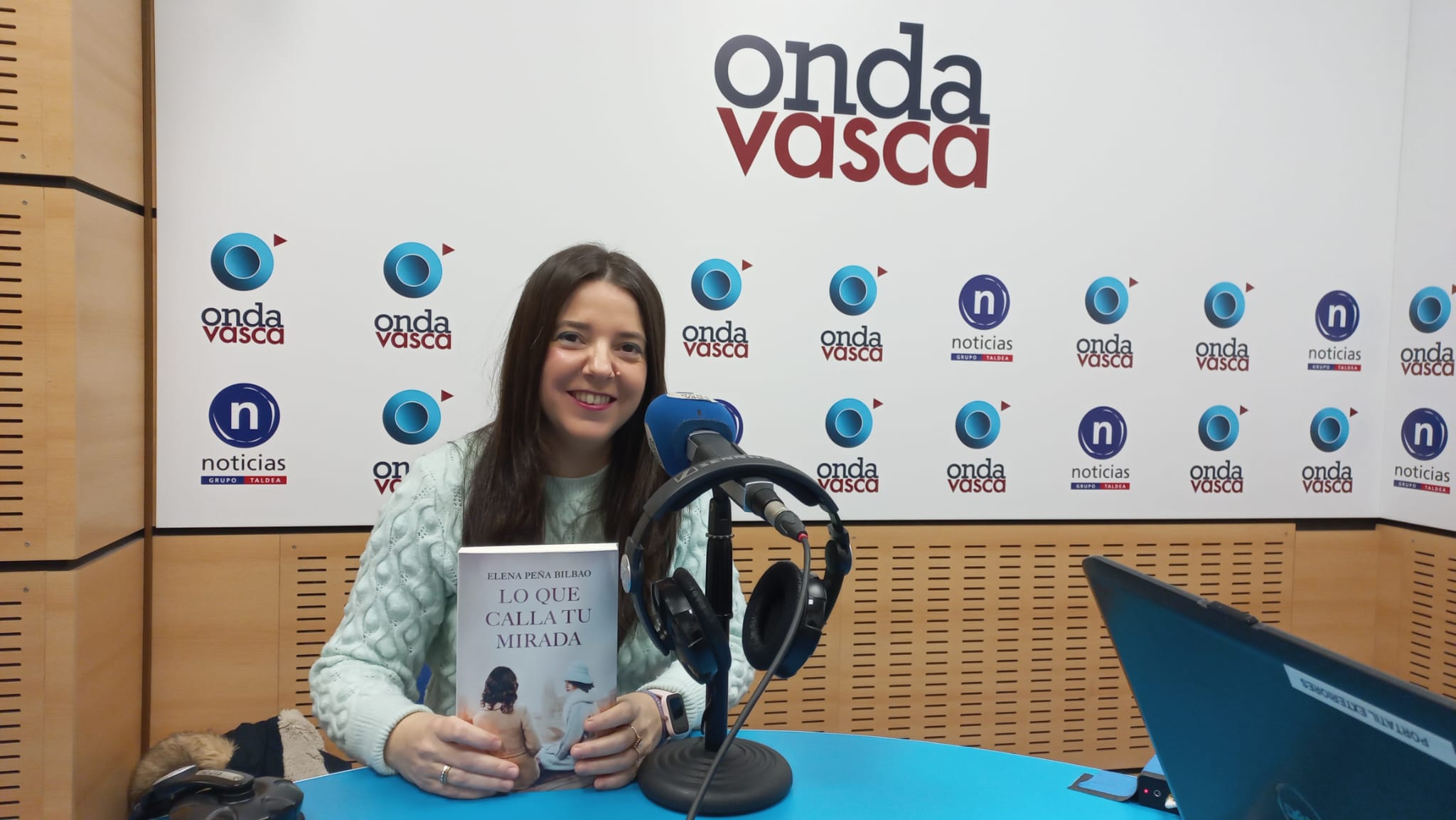 La escritora Elena Peña nos presenta "Lo que calla tu mirada"