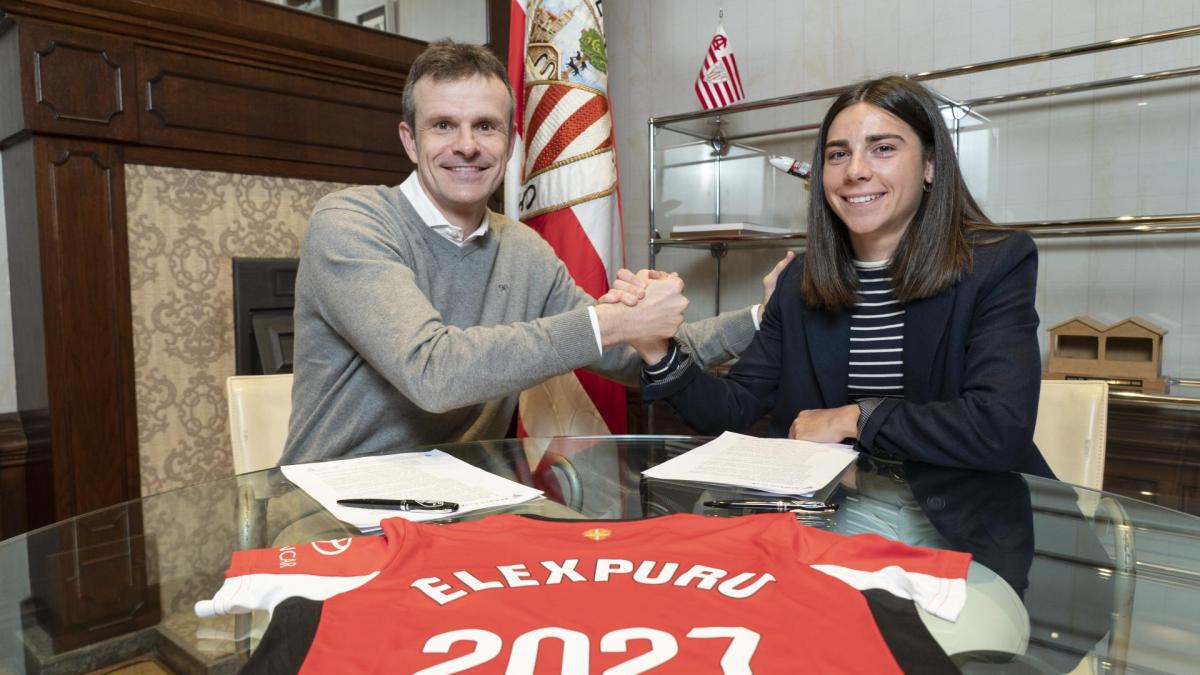 Ane Elexpuru junto a Jon Uriarte después de sellar la renovación. Foto: ATHLETIC CLUB