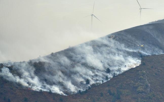 Labores de extinción en la Sierra de Elgea. EP