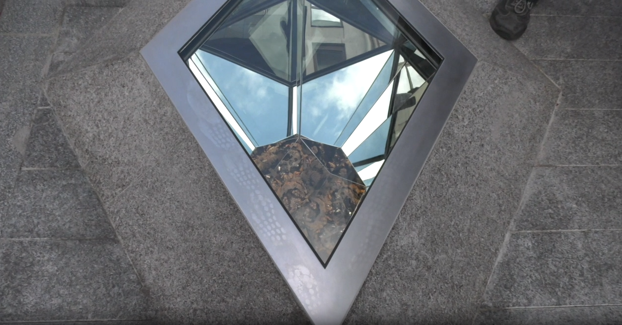 'Beneath Bilbao, the curious planet' ya forma parte del paisaje urbano de la capital vizcaína