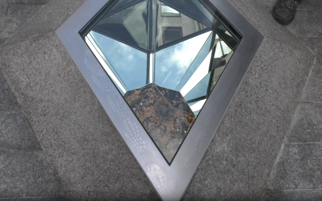 'Beneath Bilbao, the curious planet' ya forma parte del paisaje urbano de la capital vizcaína