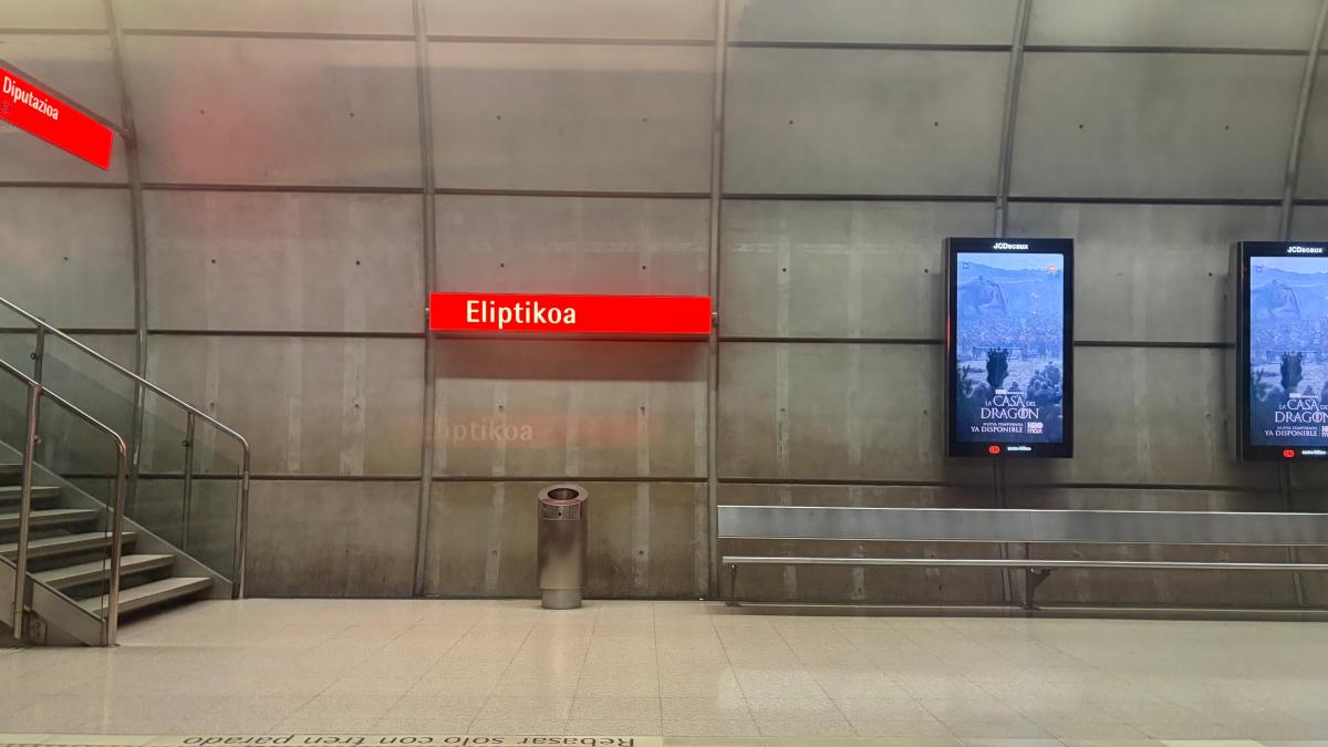 Muchos viajeros/as del Metro se han sorprendido al ver que la estación de Moyúa ahora se llama Eliptikoa | ONDA VASCA