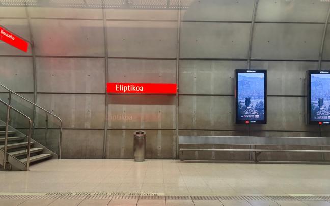 Muchos viajeros/as del Metro se han sorprendido al ver que la estación de Moyúa ahora se llama Eliptikoa | ONDA VASCA