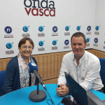 La doctora Elisa Garrote con Txema Gutiérrez en los estudios de ONDA VASCA