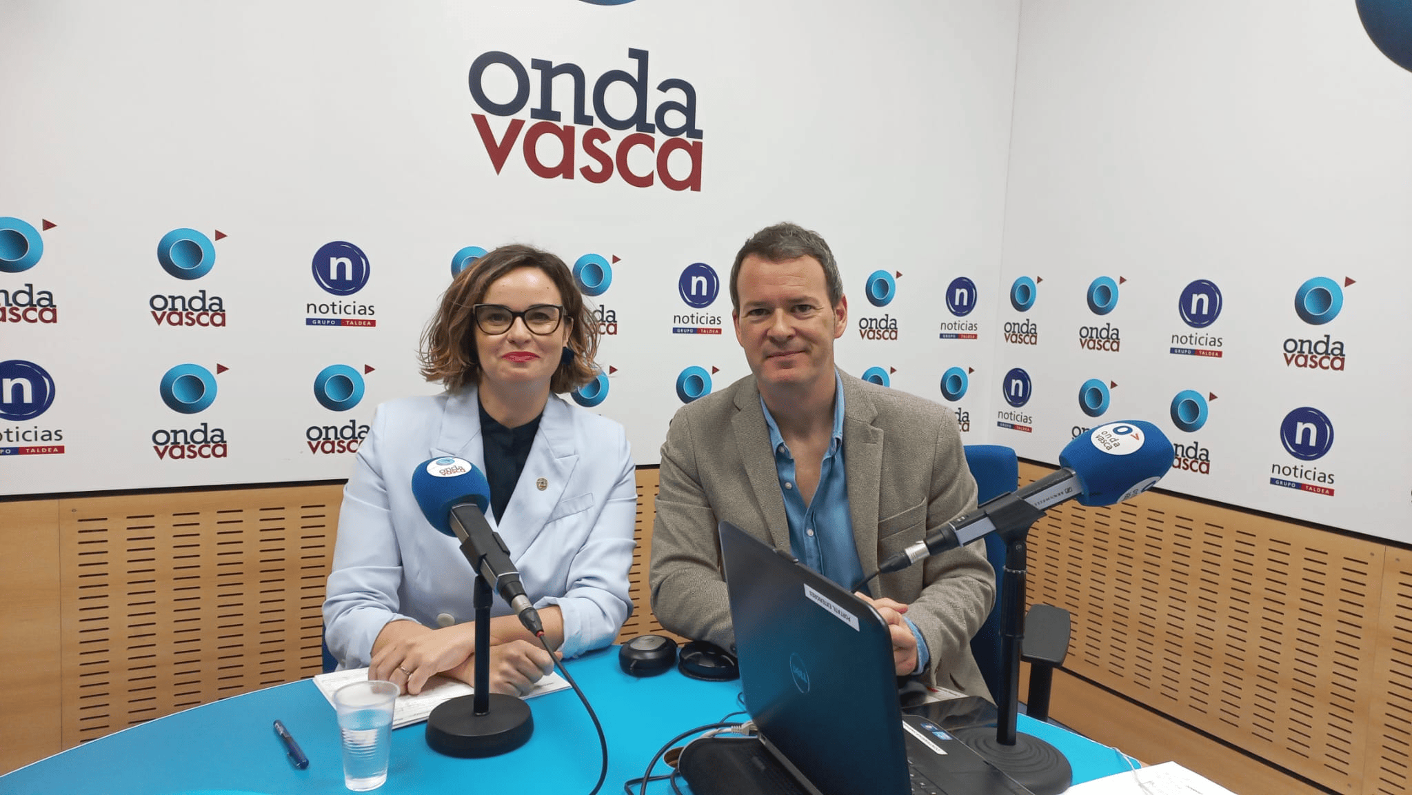 Elixabete Etxanobe con Txema Gutiérrez en los estudios de ONDA VASCA