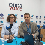 Elixabete Etxanobe con Txema Gutiérrez en los estudios de ONDA VASCA