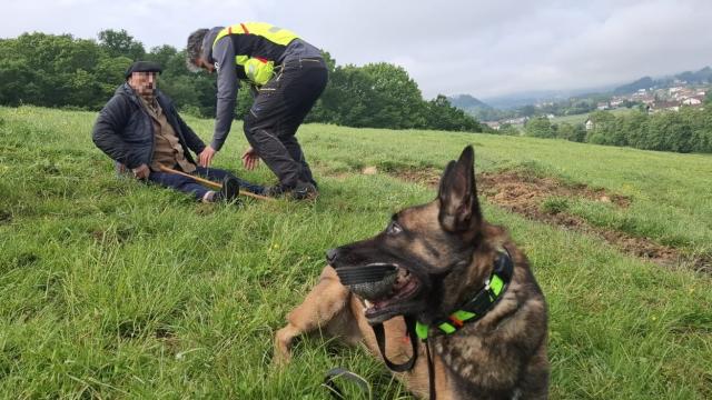Los servicios de emergencia con el hombre localizado en Elizondo. GOBIERNO DE NAVARRA Los servicios de emergencia con el hombre localizado en Elizondo. GOBIERNO DE NAVARRA