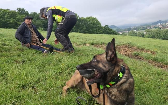 Los servicios de emergencia con el hombre localizado en Elizondo. GOBIERNO DE NAVARRA Los servicios de emergencia con el hombre localizado en Elizondo. GOBIERNO DE NAVARRA