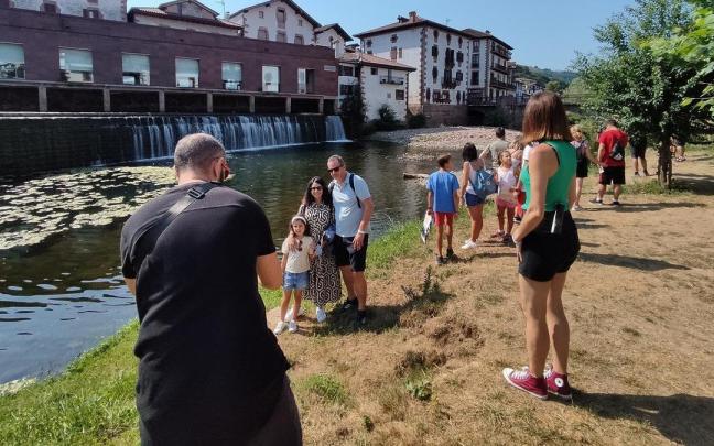Turistas visitan la localidad de Elizondo. Ondikol