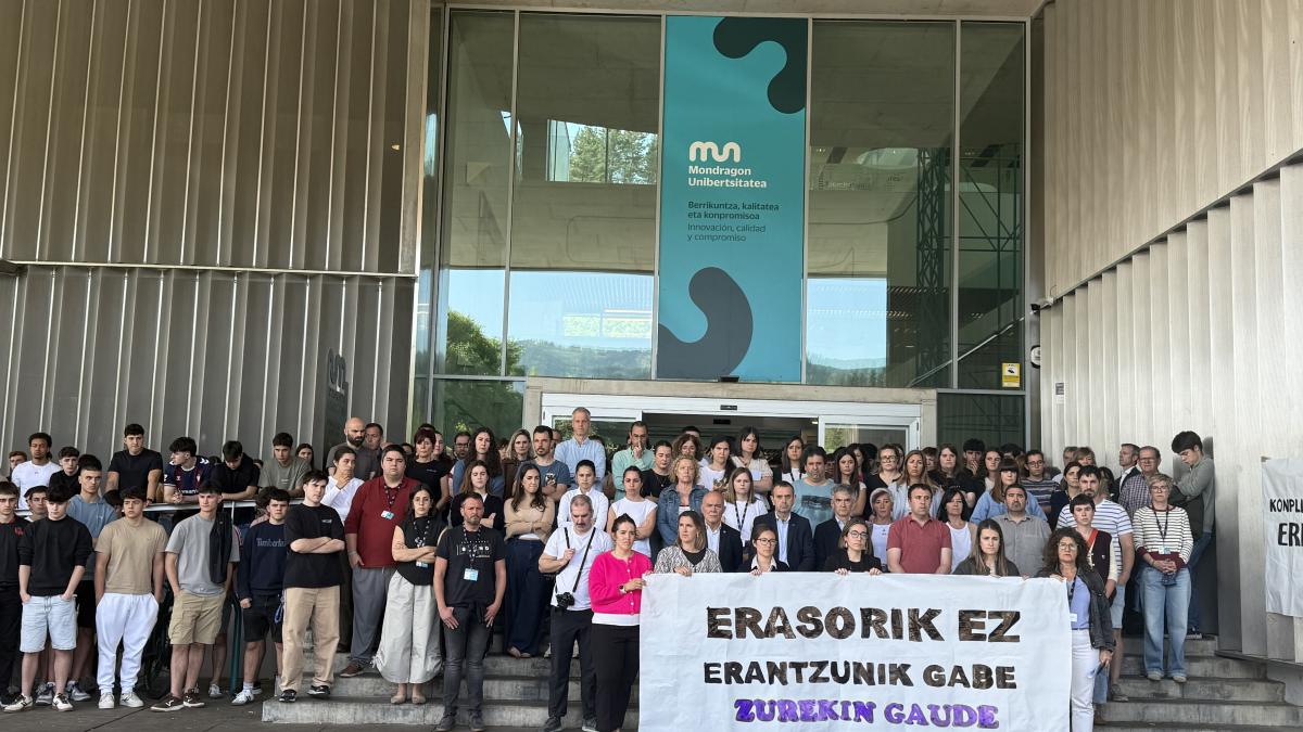 Concentración en el Campus de Oñati de Mondragon Unibertsitatea para condenar el intento de agresión sexual denunciado el viernes