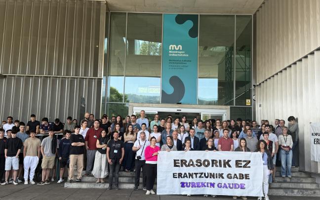 Concentración en el Campus de Oñati de Mondragon Unibertsitatea para condenar el intento de agresión sexual denunciado el viernes