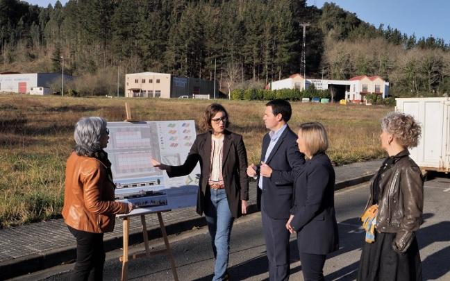 Visita institucional al solar donde se construirá el futuro elkartegi de Ispaster en Lea Artibai