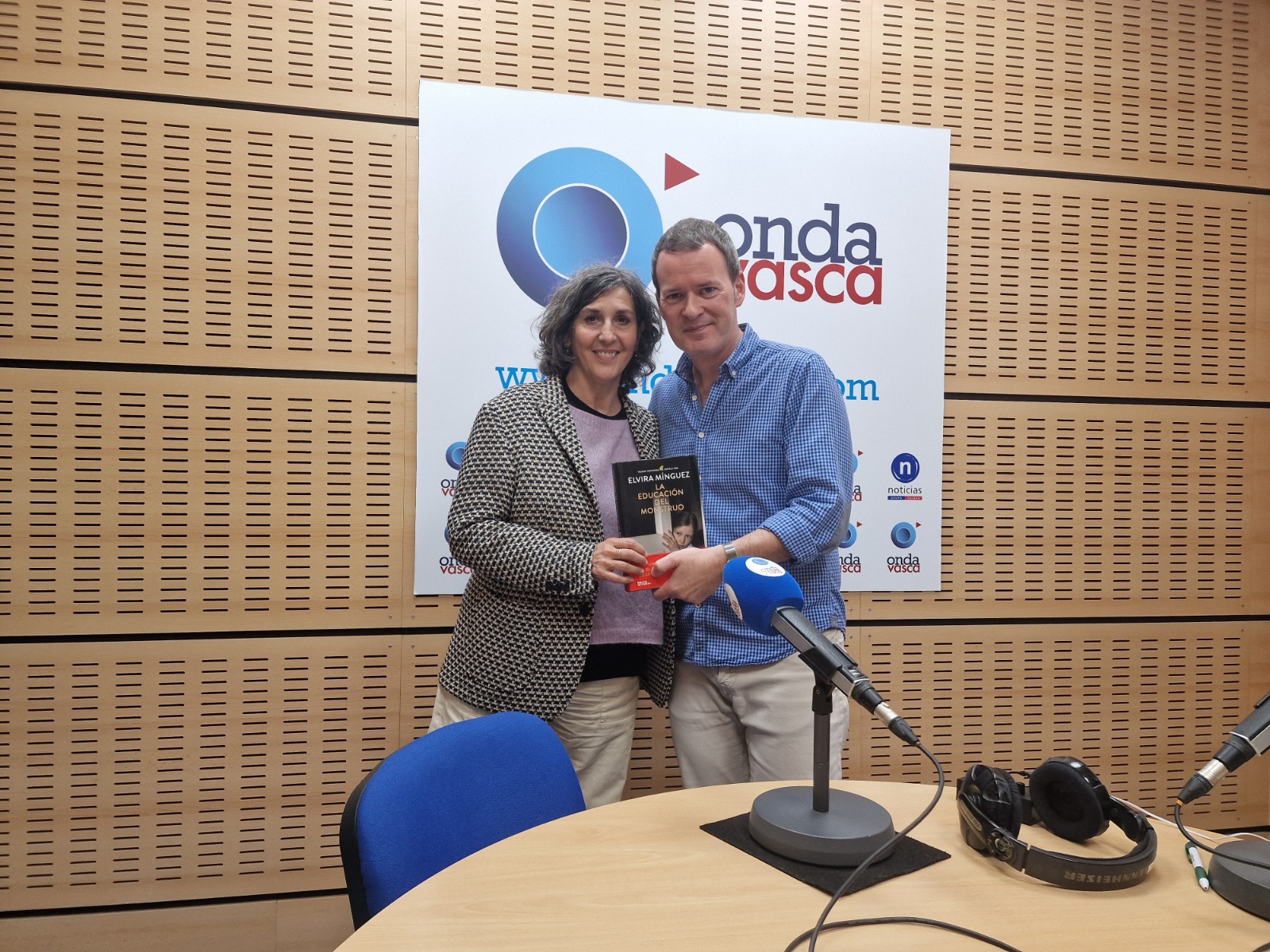 La actriz y escritora Elvira Mínguez nos presenta su novela "La educación del monstruo"