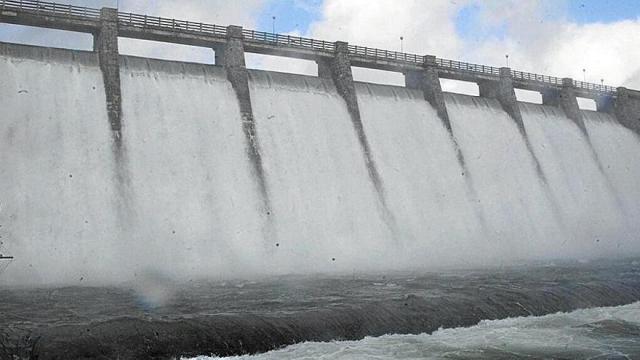 Imagen de archivo del pantano de Ullibarri con las compuertas abiertas JORGE MUÑOZ / ALEX LARRETXI / JOSU CHAVARRI ERRALDE