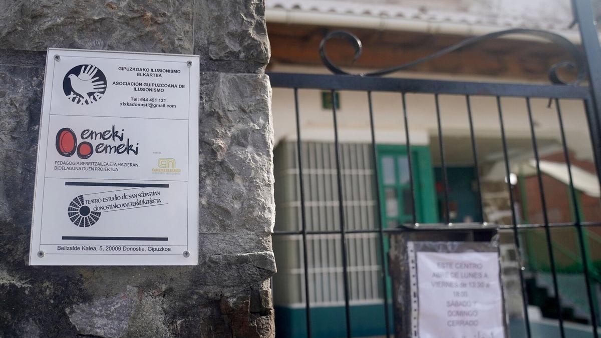 Acceso al centro educativo Emeki Emeki, en el barrio donostiarra de Aiete. Ruben Plaza