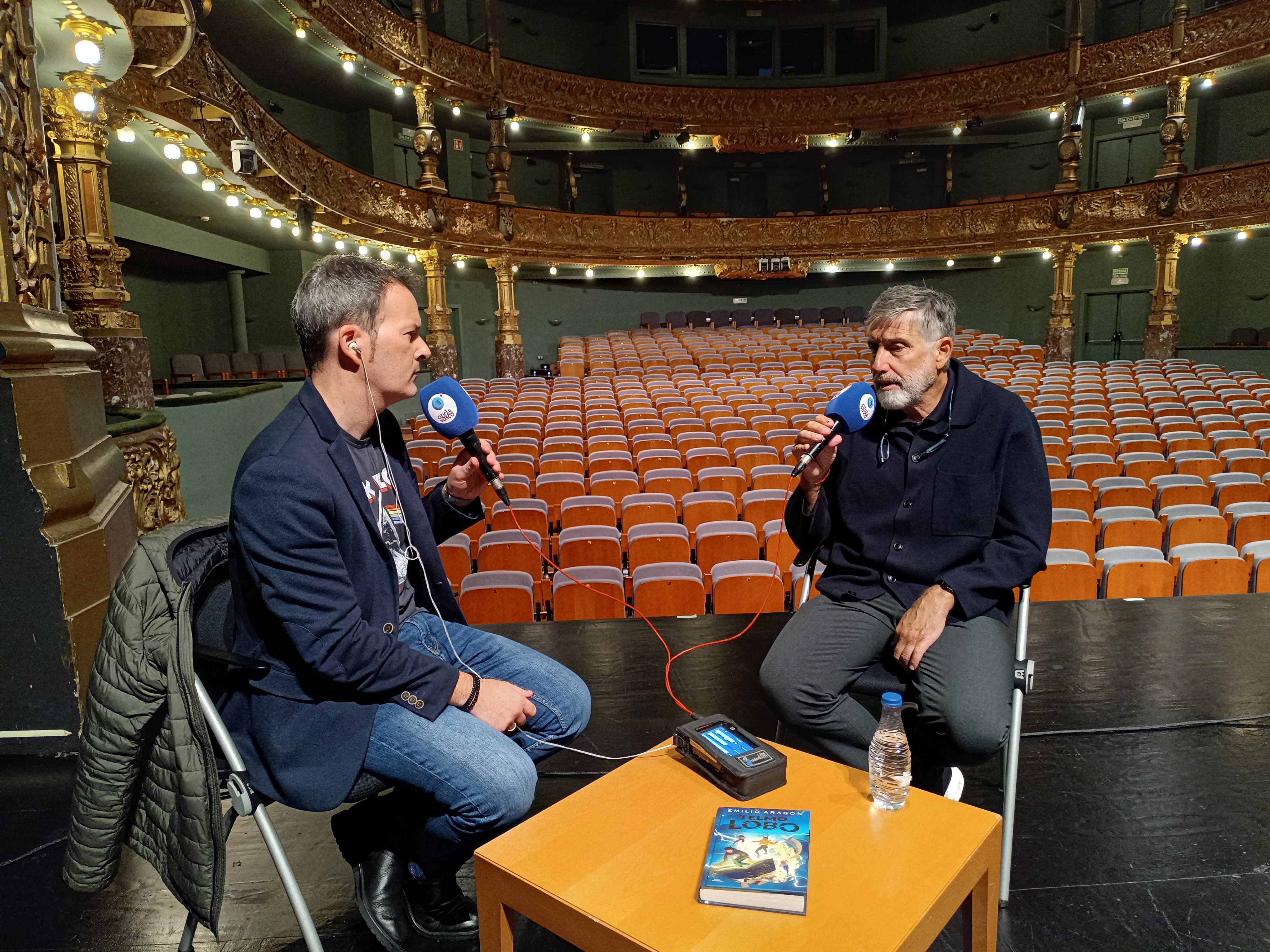 Txema Gutiérrez entrevista a Emilio Aragón en el Teatro Campos Elíseos de Bilbao