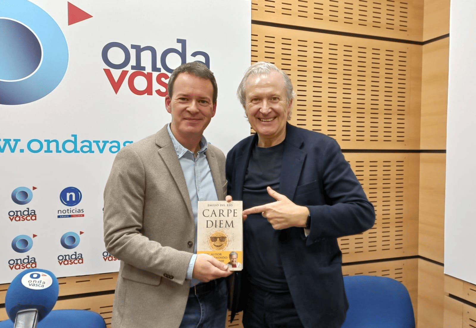 Emilio del Río con Txema Gutiérrez en los estudios de ONDA VASCA