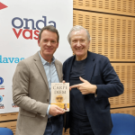 Emilio del Río con Txema Gutiérrez en los estudios de ONDA VASCA