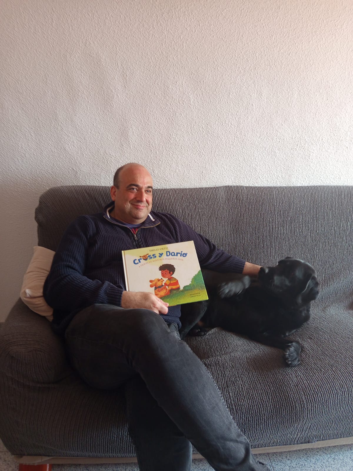 Emilio Ortiz, escritor invidente junto a su perro guia