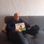 Emilio Ortiz, escritor invidente junto a su perro guia