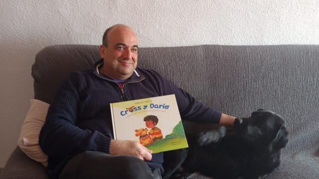 Emilio Ortiz, escritor invidente junto a su perro guia