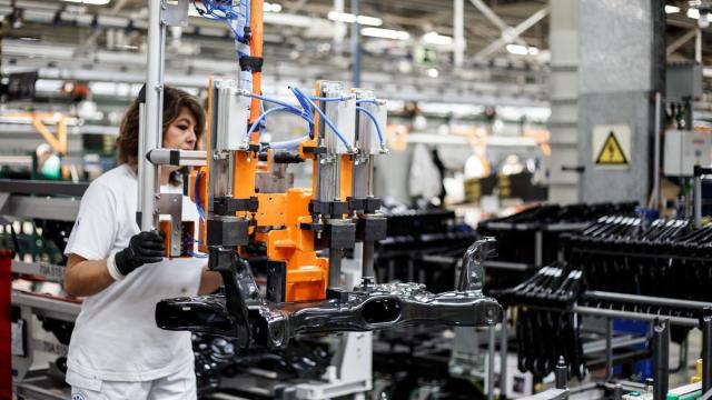 Trabajadora de Volkswagen Navarra en el taller de montaje. Archivo